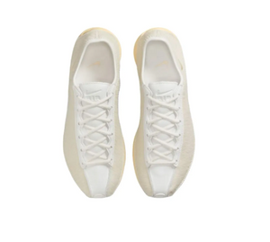 The top view highlights Nike Shoes craftsmanship, showcasing the حذاء نايك الأصلي مع حذاء نسائي مريح وخفيف كاجوال باللون البيج ضمن أفضل موديلات شوز نايك وتصاميم nike schuhe.