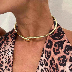 عقد Choker بتصميم Minimalist عريض باللون الذهبي.