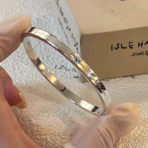 سوار Silver بعبارات محفورة وحجر أزرق أنيق.