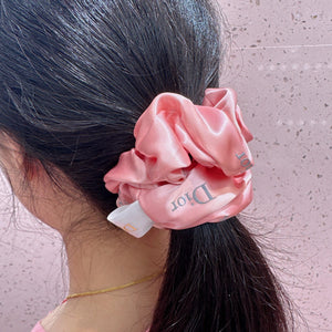 ربطة شعر Scrunchie بتصميم Dior الفاخر - ألوان متعددة.
