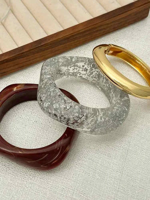 طقم أساور Bangle بتصميم Chunky عريض وألوان Gold و Resin.