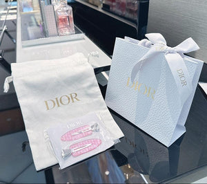 مشبك شعر Dior بتصميم بنقشة Oblique باللون الوردي.