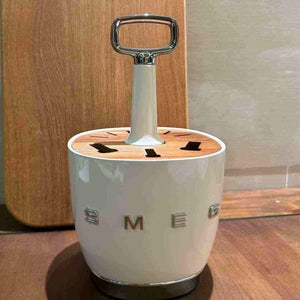 حامل منظم SMEG الأنيق بقاعدة ستانلس ستيل فاخرة.