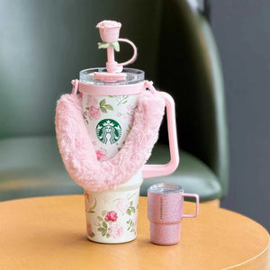 كوب Starbucks حراري وردي بنقشة زهور مع غطاء فرو ومجموعة ملحقات.