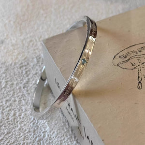 سوار Silver بعبارات محفورة وحجر أزرق أنيق.