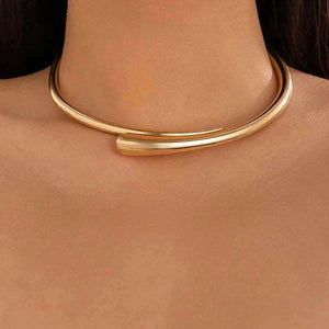 عقد Choker بتصميم Minimalist عريض باللون الذهبي.