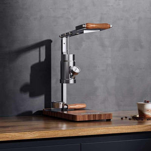 ماكينة Espresso يدوية احترافية بتصميم خشبي مع تحكم بالضغط.
