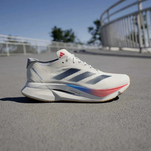أحذية ADIZERO BOSTON 12 للجري والتدريب والاستعداد للماراثون، مزودة بدعامة من الألياف الزجاجية، للرجال والنساء – من أديداس..