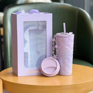 كوب Starbucks بنفسجي مرصع مع تعليقة أنيقة وغطاء إضافي.