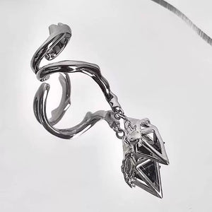 قرط Ear Cuff بتصميم هندسي مع دلاية كريستال باللون الفضي.