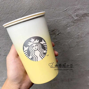 مج Starbucks بتصاميم كرتونية لطيفة وغطاء مميز.
