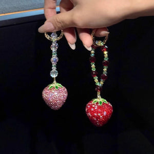 تعليقة هاتف Phone Charm بتصميم فراولة مرصعة بالكريستال.