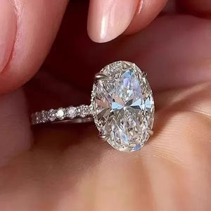 خاتم Oval Cut مرصع بـ Diamond لامع وفخم.