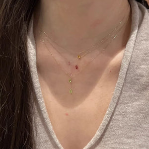 قلادة Layered Necklace بتصميم أحجار ملونة متدلية.