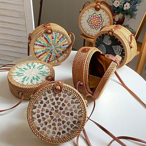حقيبة دائرية Rattan Bag مزينة بصدف طبيعي يدوي الصنع.