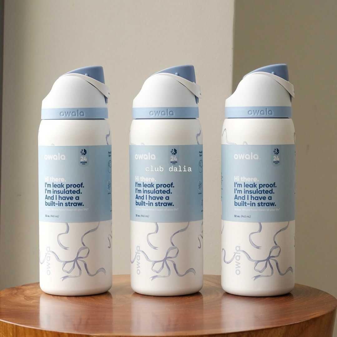 مطرة Owala FreeSip عازلة للحرارة بتصميم ملون مميز.