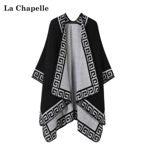 كيب نسائي من La Chapelle بالأسود والرمادي، منظر أمامي على سطح مستو