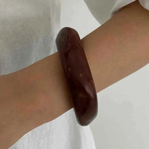 طقم أساور Bangle بتصميم Chunky عريض وألوان Gold و Resin.