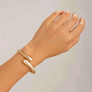 عقد Choker بتصميم Minimalist عريض باللون الذهبي.