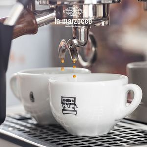 طقم أكواب قهوة La Marzocco بتصاميم وشعارات متنوعة.