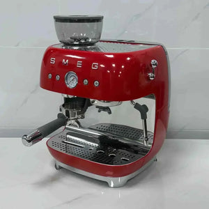 ماكينة اسبريسو SMEG Espresso Machine بمطحنة مدمجة وتصميم كلاسيكي.