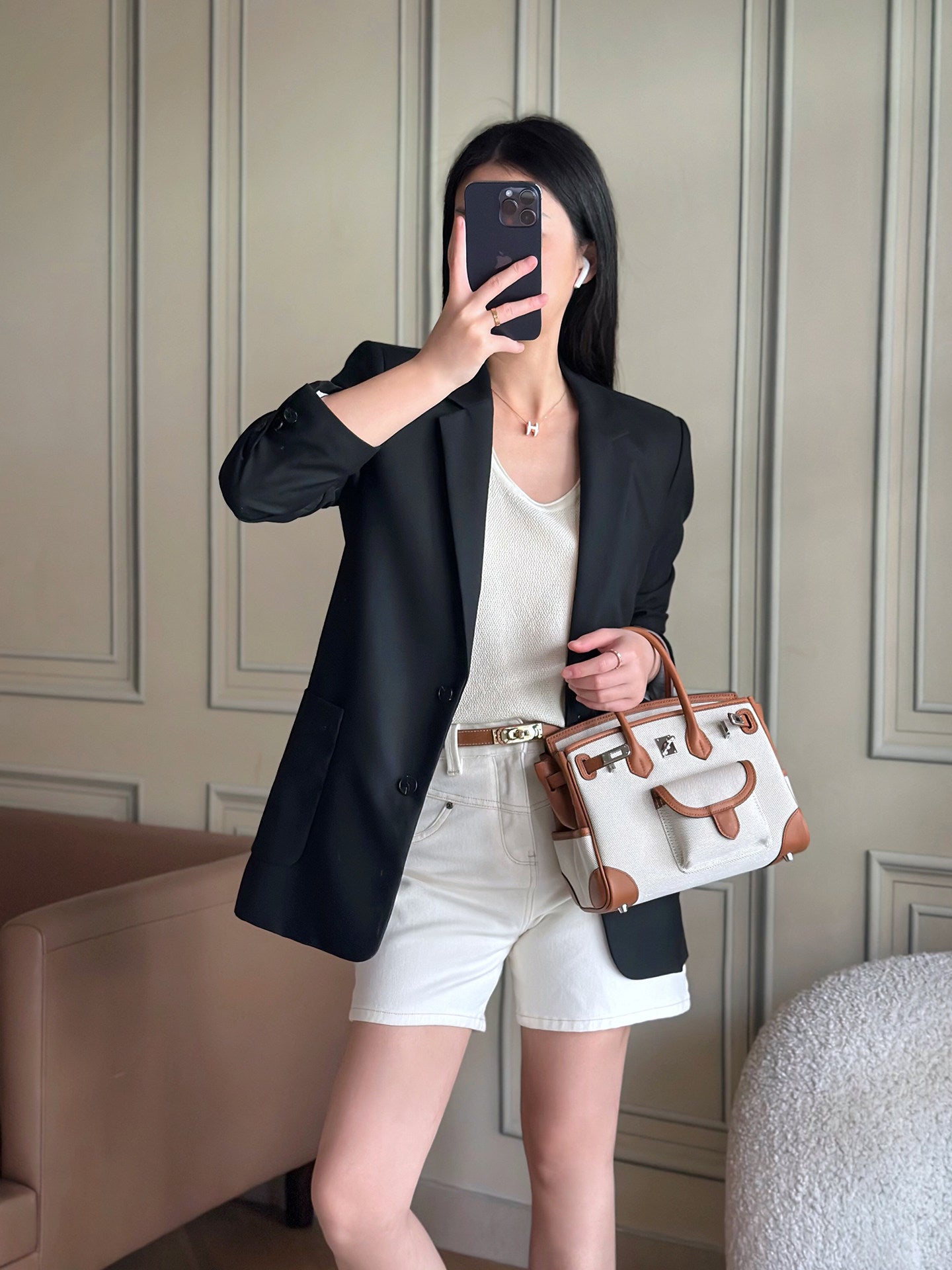 حقيبة يد نسائية عصرية بتصميم أنيق Classic Elegant Handbag