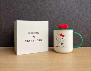كوب Starbucks بتصميم Hello Kitty مع غطاء وقشة باللون الأخضر.