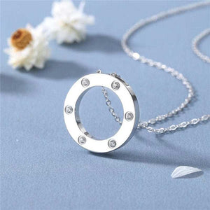 قلادة Necklace دائرية مرصعة بالزركون بتصميم راقي وعصري.