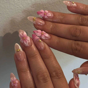 أظافر Nail Art بتصميمات 3D بارزة ولمسات ذهبية أنيقة.