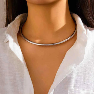 عقد Choker معدني بتصميم Torque ناعم وأنيق.