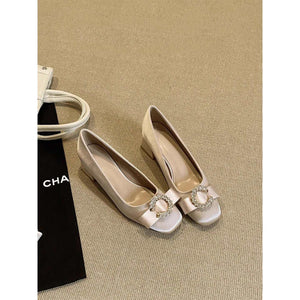 حذاء كعب عريض Beige مرصع بـ Crystal Buckle ومزينة بفيونكة.