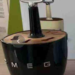 حامل منظم SMEG الأنيق بقاعدة ستانلس ستيل فاخرة.