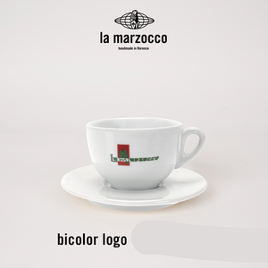 كوب إسبريسو أبيض مع صحن وشعار بicolor بألوان أحمر وأخضر