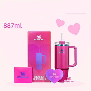 كوب Stanley Quencher الأصلي بحجم 887 مل مع مقبض مريح.