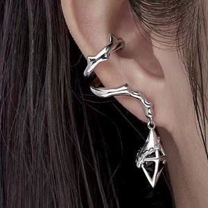 قرط Ear Cuff بتصميم هندسي مع دلاية كريستال باللون الفضي.
