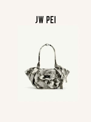 حقيبة JW PEI Zoey – حقيبة كتف كبيرة وعملية بتصميم عصري فاخر.