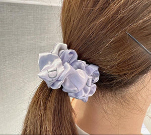 ربطة شعر Scrunchie بتصميم Dior الفاخر - ألوان متعددة.