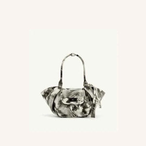 حقيبة JW PEI Zoey – حقيبة كتف كبيرة وعملية بتصميم عصري فاخر.