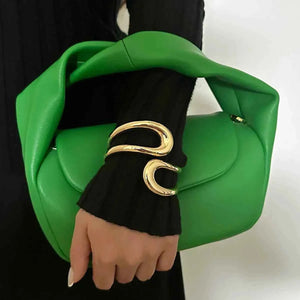 سوار Cuff بتصميم مموج عريض Statement باللون الذهبي.