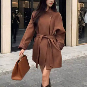 معطف صوف نسائي بني بجيوب جانبية، منظر أمامي