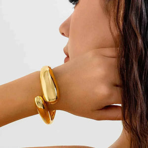 عقد Choker بتصميم Minimalist عريض باللون الذهبي.