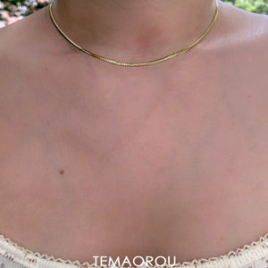 قلادة ذهبية بـ Crystal Pendant وتصميم أنيق.