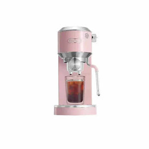 ماكينة DeLonghi لتحضير Espresso و Cold Brew بتصميم أنيق.