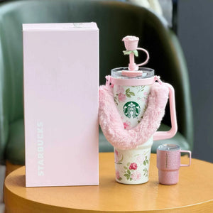 كوب Starbucks حراري وردي بنقشة زهور مع غطاء فرو ومجموعة ملحقات.