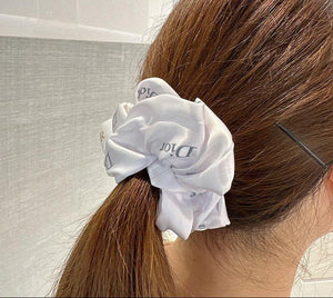 ربطة شعر Scrunchie بتصميم Dior الفاخر - ألوان متعددة.