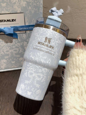 كوب Stanley x LoveShackFancy بتصميم الزهور والفيونكات الأنيق.