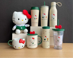 كوب Starbucks بتصميم Hello Kitty مع غطاء وقشة باللون الأخضر.