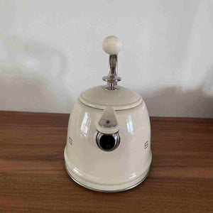 SMEG غلاية SMEG الكلاسيكية تصميم تقليدي فاخر بلون عاجي.