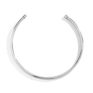 عقد Choker معدني بتصميم Torque ناعم وأنيق.
