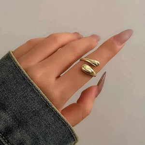 عقد Choker بتصميم Minimalist عريض باللون الذهبي.